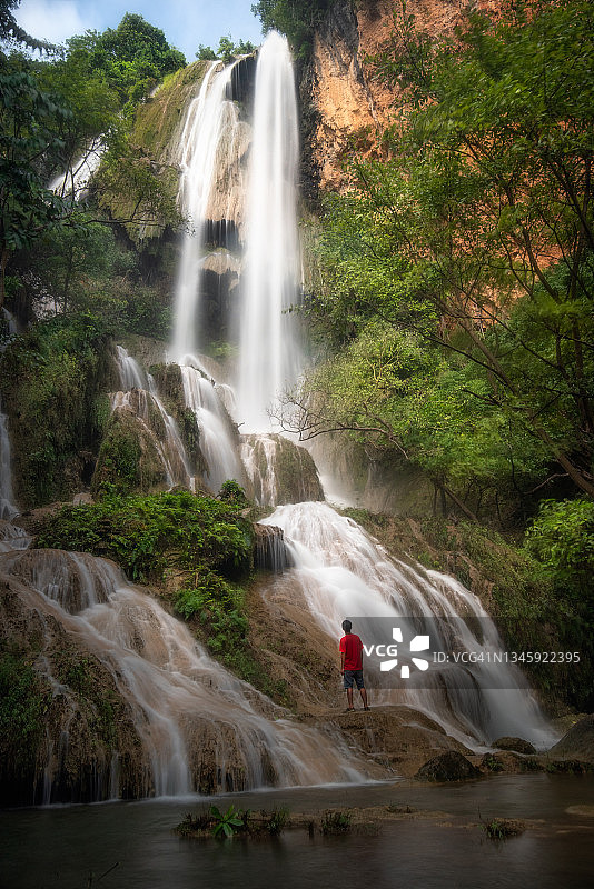 泰国四面湾国家公园秋天森林中的瀑布图片素材