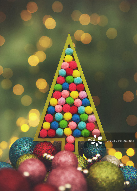 色彩鲜艳的彩虹圣诞树与装饰品和圣诞灯图片素材