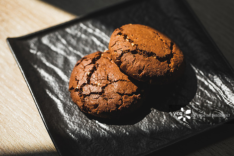 新鲜可口的烤燕麦饼干配巧克力图片素材