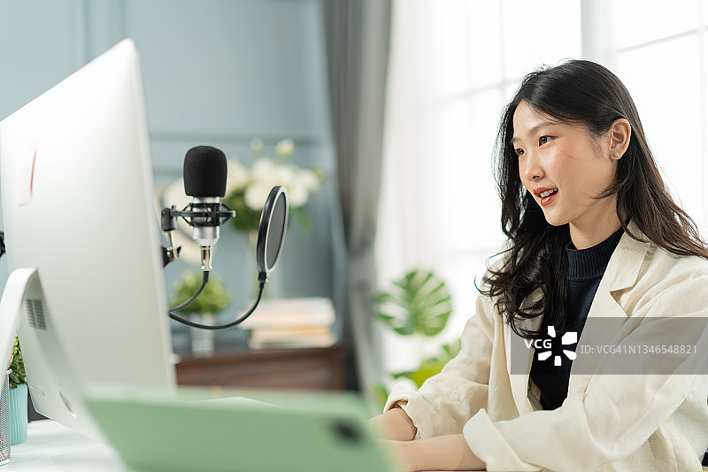 图片年轻有创意的亚洲成年女性喜欢在家里工作，并在电脑上工作的新想法。新生活方式隔离概念、社会距离和新正常生活方式。图片素材