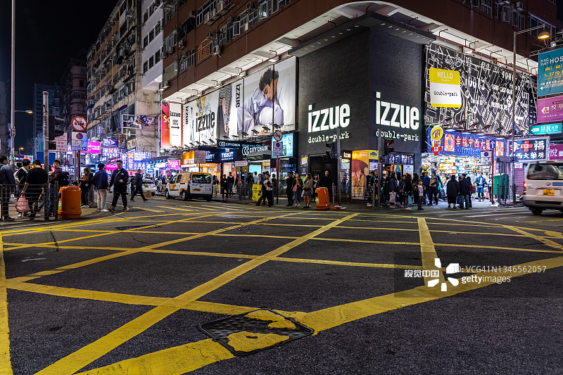 香港夜晚熙熙攘攘的商业街图片素材
