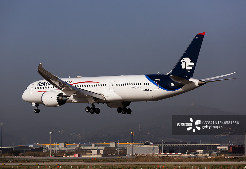 墨西哥航空公司客机降落在巴塞罗那埃尔普拉特机场图片素材