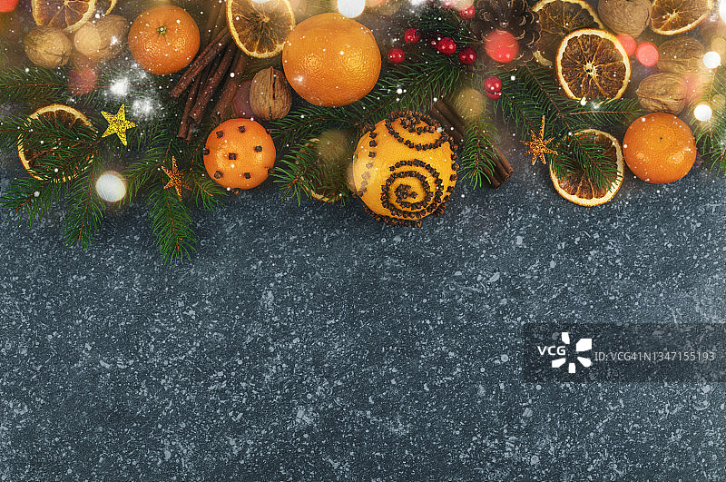 圣诞背景与冷杉枝，和松果，俯视图，复制空间。图片素材