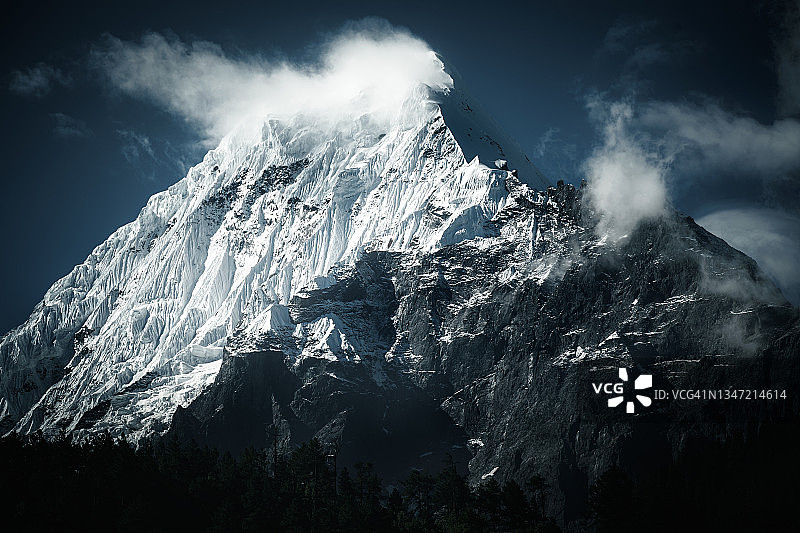 中国云南省雪山的山顶图片素材