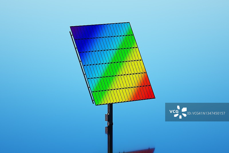 太阳能电池板彩虹反射。图片素材