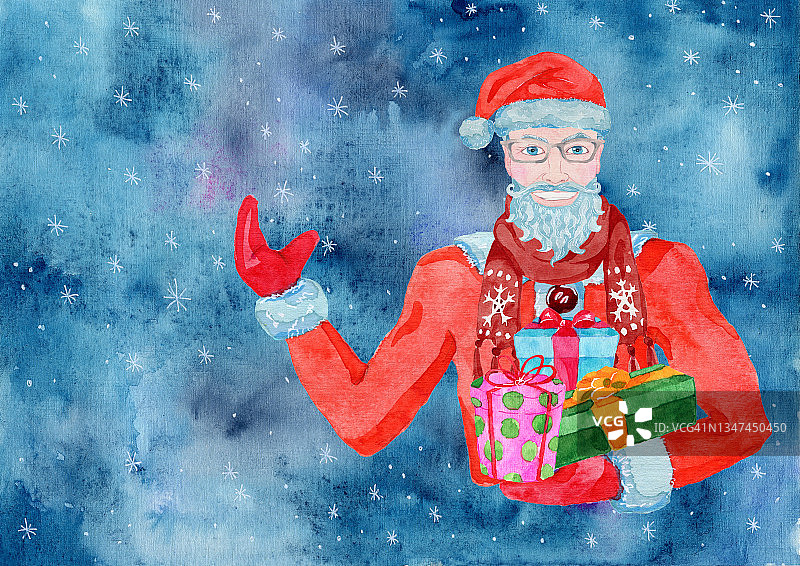 圣诞贺卡上有穿着圣诞老人服装的有魅力的老人，手里拿着礼物，有复印空间。图片素材