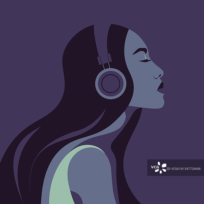 亚洲女人戴着耳机听音乐。图片素材