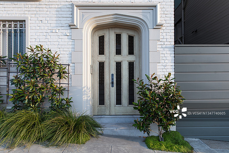 前门，白色的前门有盆栽图片素材