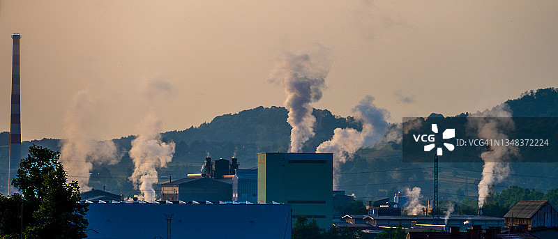 工厂或发电厂排放的废气造成空气污染图片素材