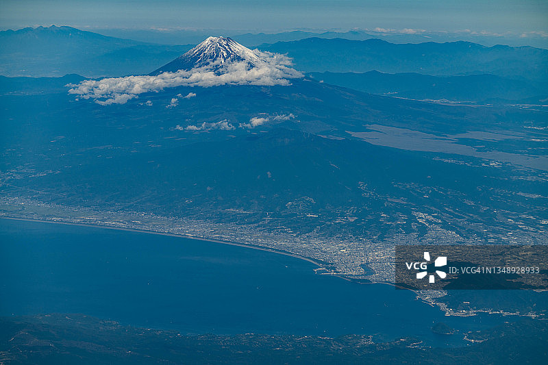 从飞机上俯瞰日本静冈县的富士山和Numazu市图片素材