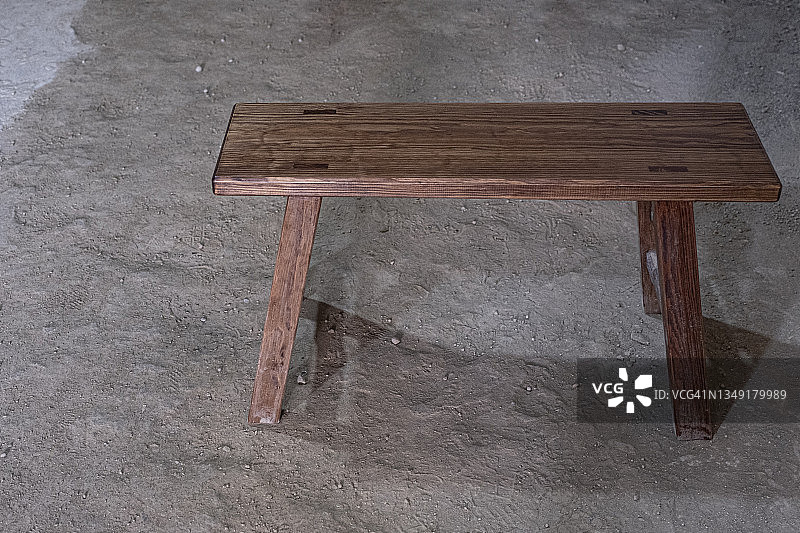 小旧木凳，凳子设置在灰色的背景图片素材