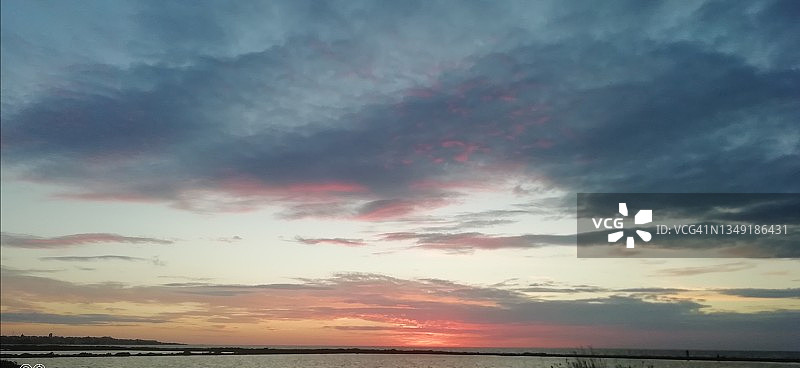 马萨拉港海上五彩缤纷的日落图片素材