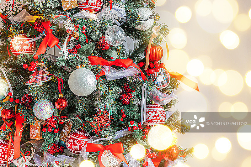 经典的圣诞新年用红色和白色的装饰品装饰新年树，玩具和球。现代古典风格室内设计公寓。平安夜在家图片素材