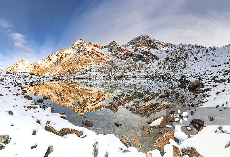 雪峰倒映在冰封的湖面上，意大利图片素材