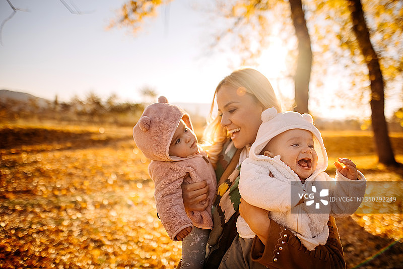 快乐的母亲和双胞胎宝宝图片素材