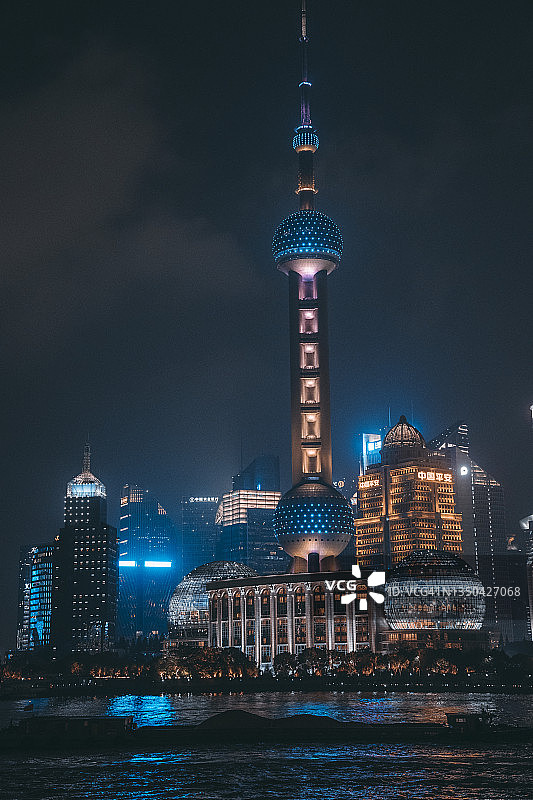 上海节日之夜，国庆佳节上海城市灯光秀图片素材