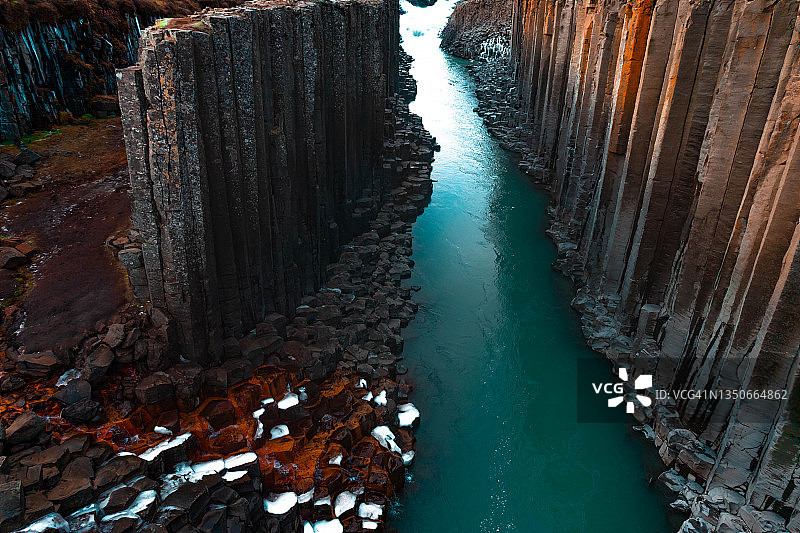 无人机拍摄的冰岛玄武岩形成的斯图ðlagil峡谷。图片素材