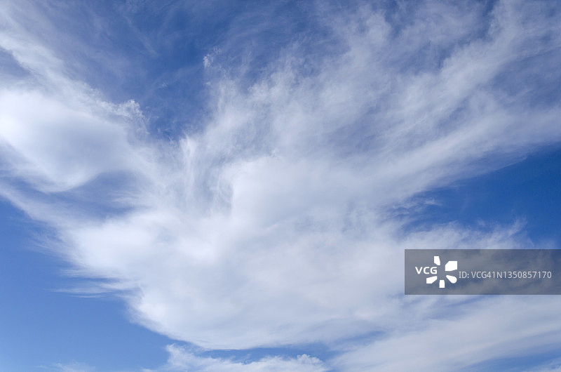 蓝天上的卷云图片素材