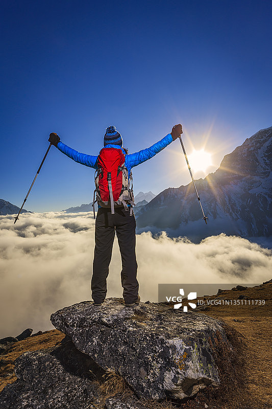 珠穆朗玛峰国家公园，一名女子举起双臂以示胜利图片素材