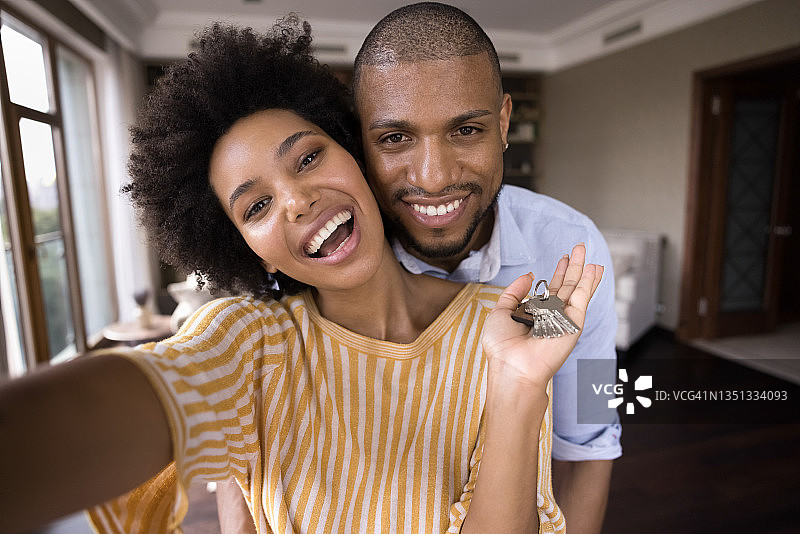 快乐的年轻非洲裔美国夫妇展示钥匙。图片素材