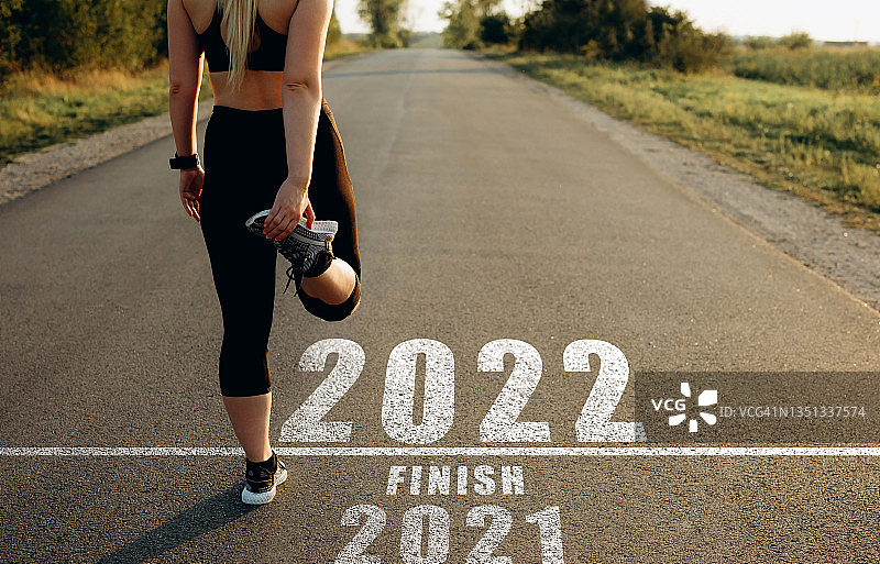让我们看看第202年。在起跑线上等待2022年新年的运动女孩。新的目标、计划和愿景图片素材