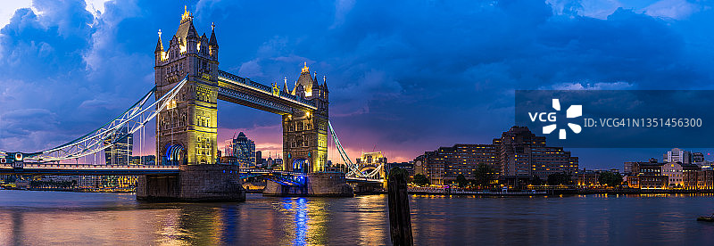 伦敦塔桥上的落日照亮了泰晤士河城的全景图片素材