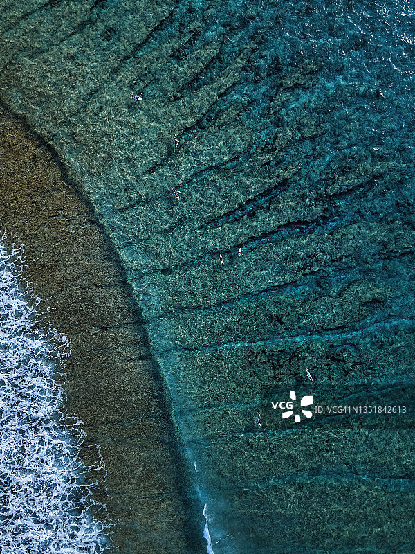 马尔代夫thulushoo岛的冲浪者图片素材