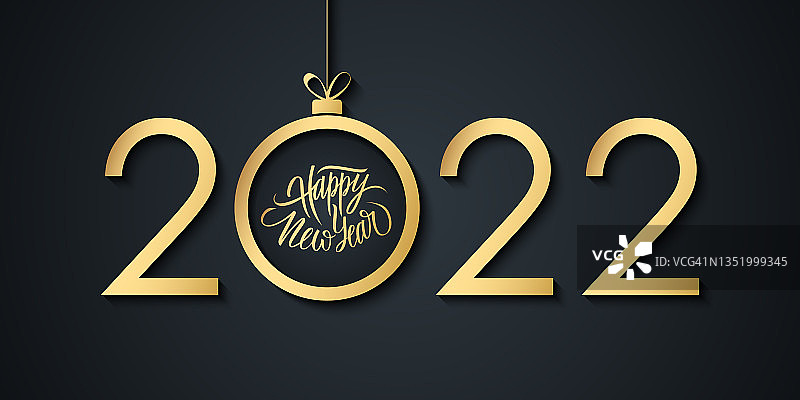 2022年新年快乐庆祝横幅与手写的新年节日问候和金色圣诞球。图片素材
