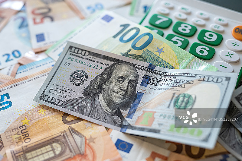 世界上大多数货币在美元和欧元钞票之间交换图片素材