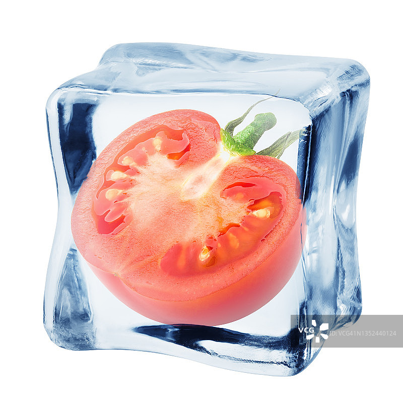 番茄在冰立方，孤立在白色背景，剪辑路径，全景深图片素材