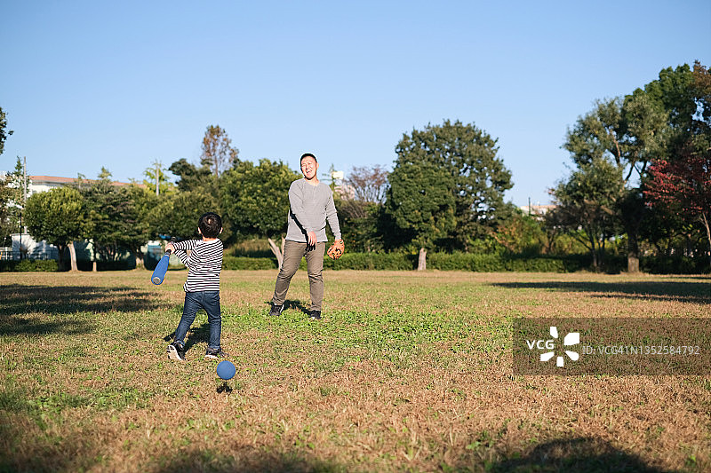 父亲和儿子在打棒球图片素材