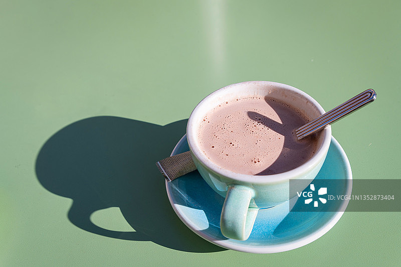 一杯带勺子的热巧克力图片素材