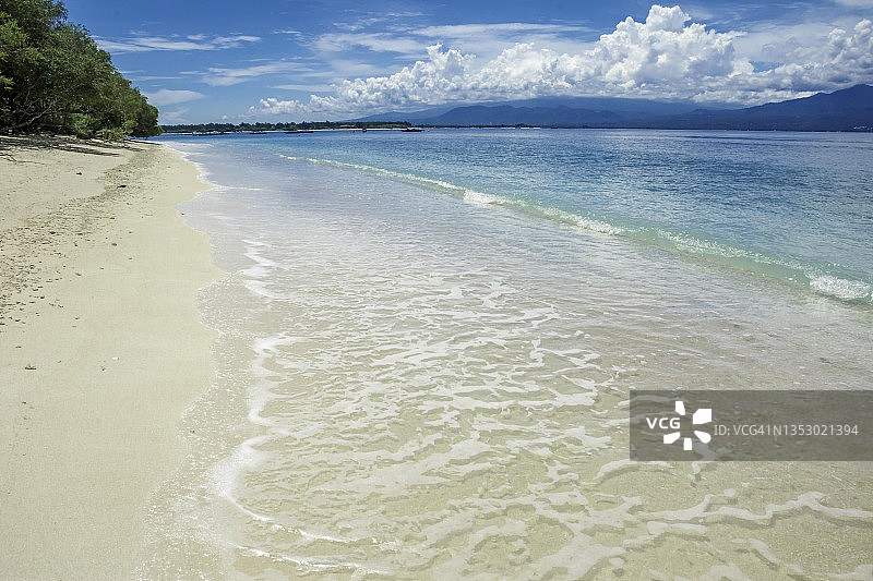 龙目岛西努萨腾加拉，Gili Trawangan海滩上的海浪图片素材