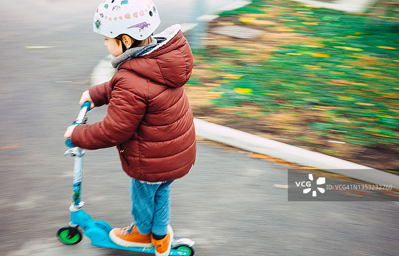 骑滑板车的小孩图片素材