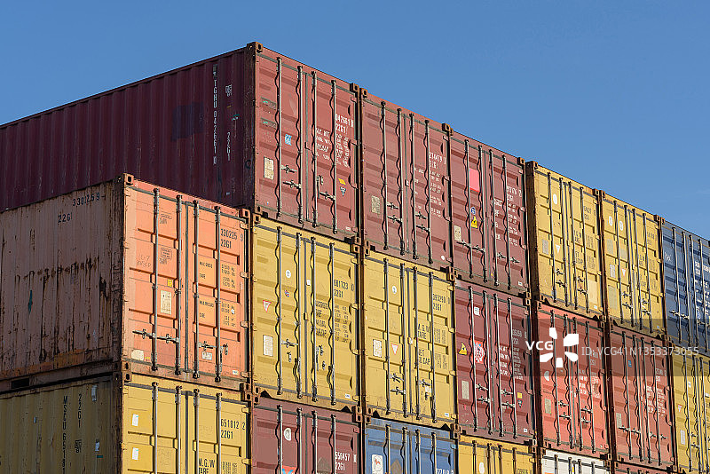 集装箱堆垛货船在港口进出口，货物运输集装箱物流行业。图片素材