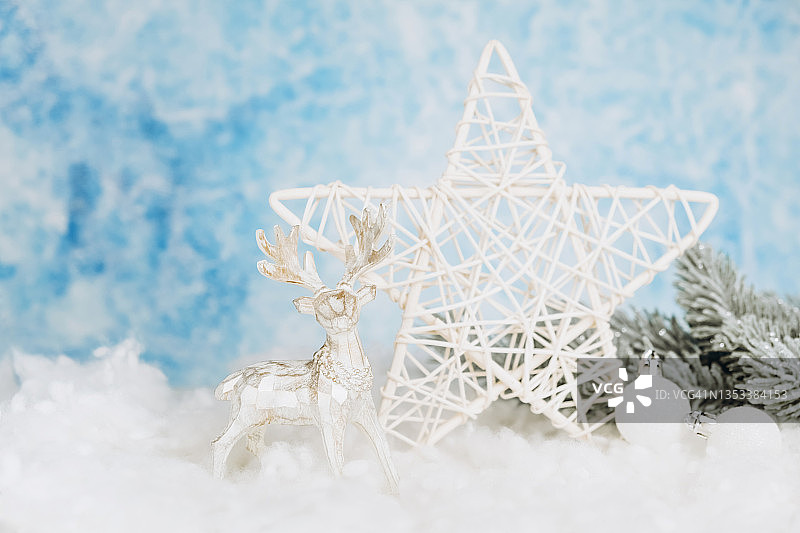 玩具鹿，装饰品，柳条星，雪中的松枝。图片素材