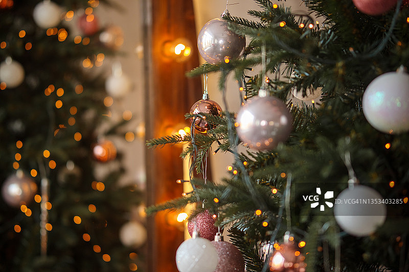 用球和花环装饰的圣诞树图片素材