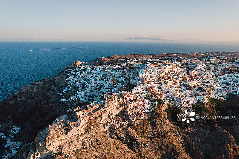 希腊圣托里尼岛，日出时伊亚村的鸟瞰图图片素材