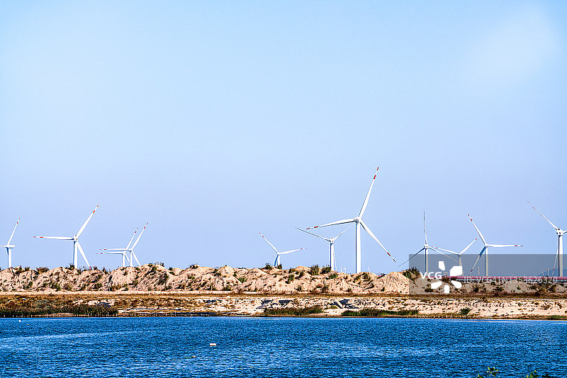 岛上的风力涡轮机图片素材
