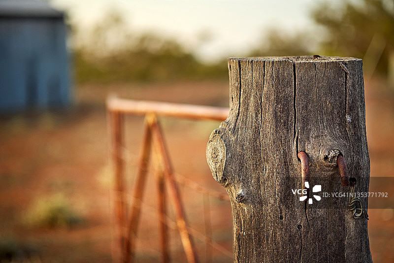 锈迹斑斑的旧农场大门和木制栅栏柱，澳大利亚农村图片素材