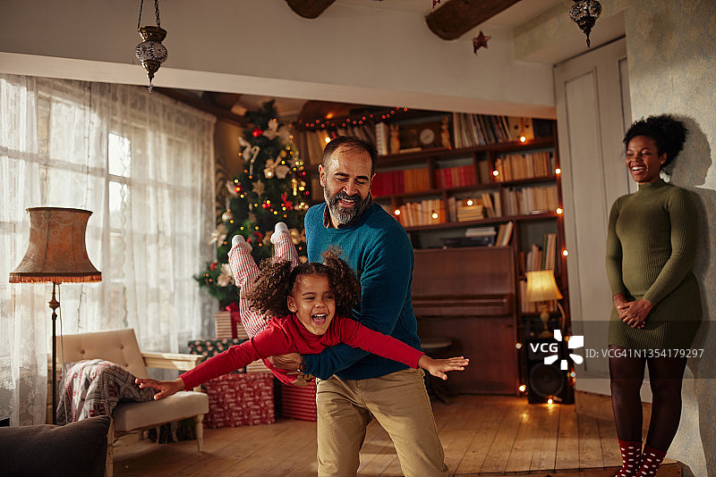 混血儿家庭在家里庆祝圣诞节图片素材