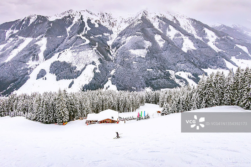 阿尔卑斯山，滑雪坡，冬季山地景观，别墅图片素材