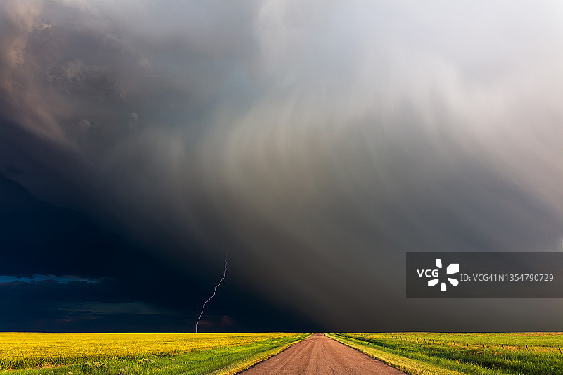 极端天气场景与戏剧性的风暴云，闪电和雨图片素材