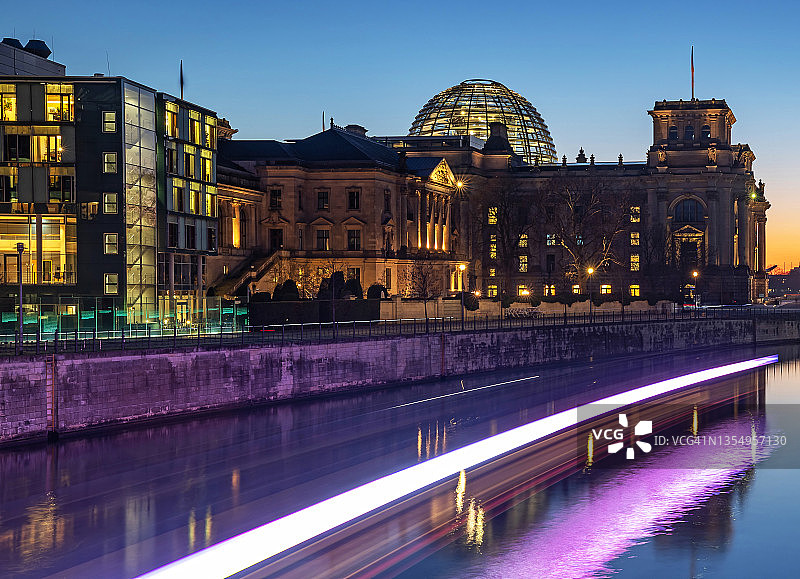 德国柏林，德国国会大厦(德国国会大厦，德国联邦议院)的日落图片素材