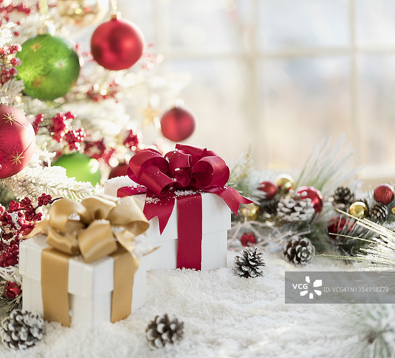 圣诞树和礼物背景垂直图片素材