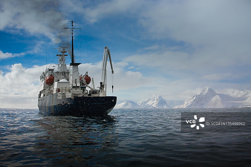 南极洲的大船图片素材