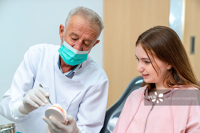 牙医医生解释并建议如何保持牙齿和口腔的健康。图片素材