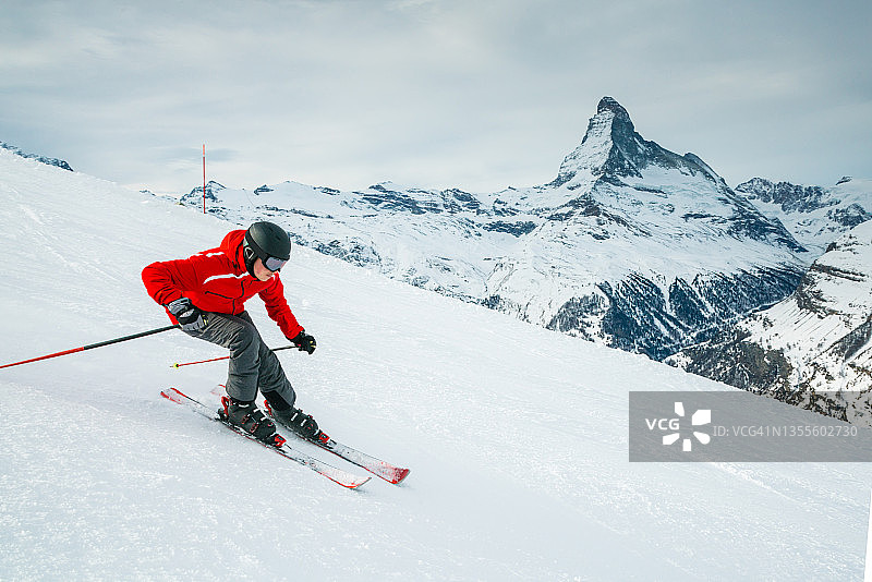 年轻的滑雪者在瑞士泽马特滑雪胜地下坡滑雪图片素材