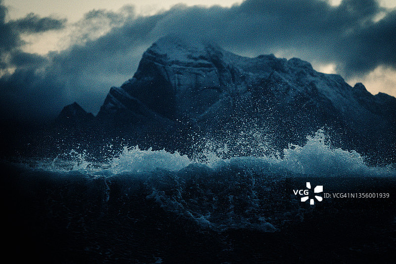 观看汹涌的大海，海浪和罗浮敦群岛的背景图片素材