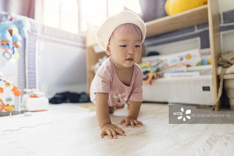 可爱的亚洲女婴快乐的玩耍在游戏圈内的家庭生活图片素材